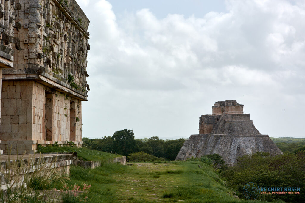 Uxmal - Gouverneurspalast und Pyramide des Zauberers