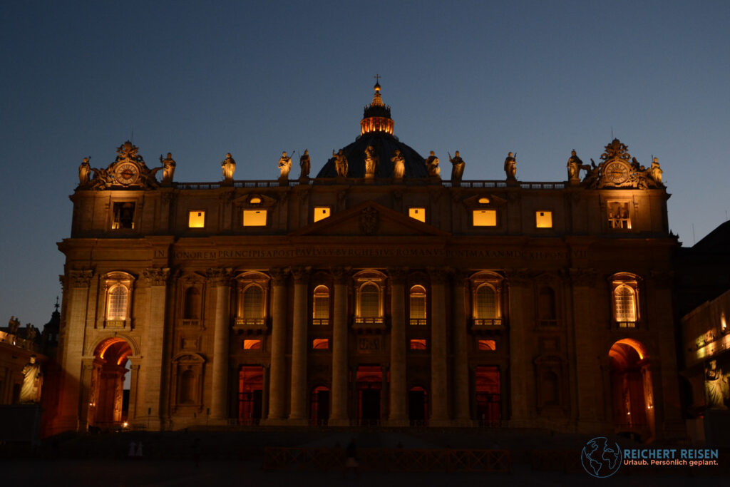Petersdom bei Nacht