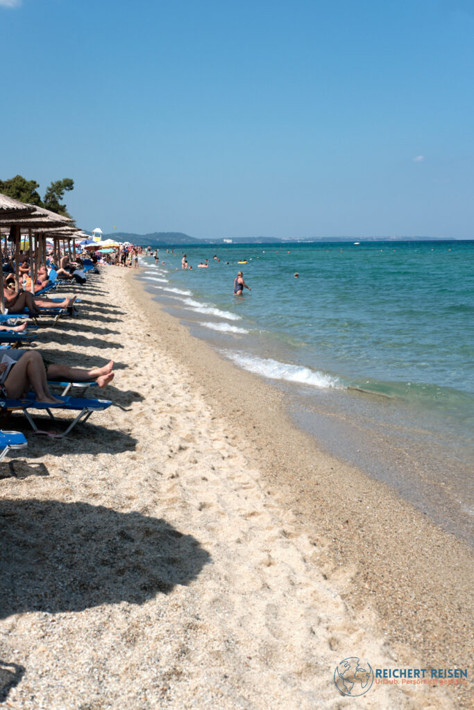 Sandstrand und klares Meer in Hanioti